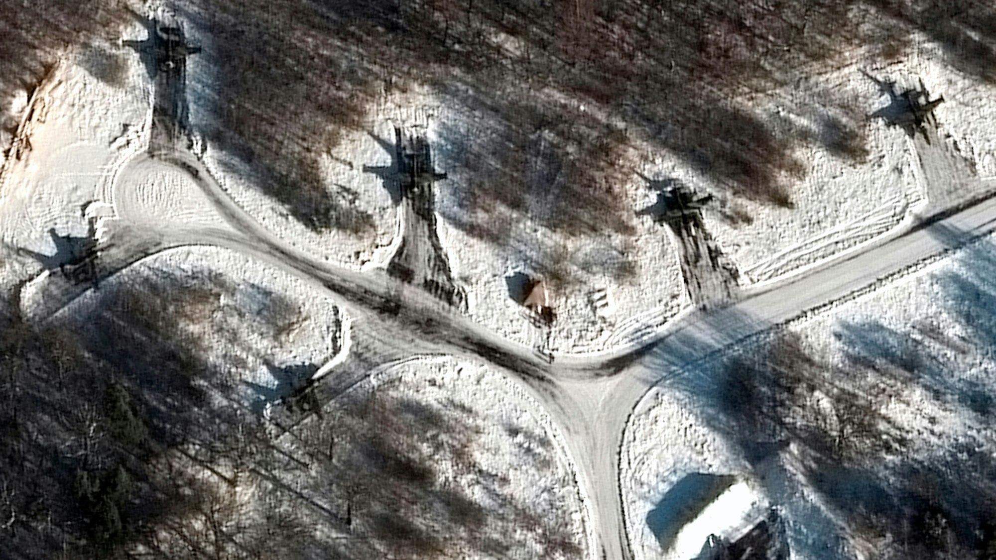 Dieses von Maxar Technologies zur Verfügung gestellte Satellitenbild zeigt das Ausmaß des Manövers, hier ist ein Sukhoi Su-25 Bodenangriffsflugzeug auf dem Flugplatz Luninets in Belarus zu sehen. Russland hat Truppen aus Sibirien und dem Fernen Osten für umfassende gemeinsame Übungen nach Belarus verlegt. Der Westen befürchtet, Russland plant einen Angriff auf die Ukraine vom Norden aus.