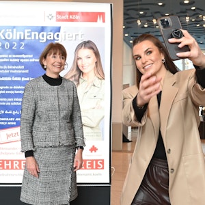 Laura Wontorra macht ein Selfie mit Henriette Reker