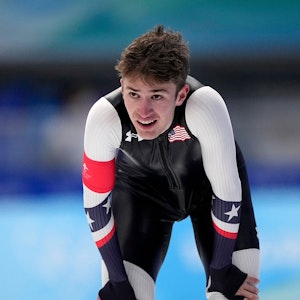Casey Dawson aus den USA reagiert nach seinem Lauf über 1.500 Meter im Eisschnelllauf am 8. Februar 2022 in Peking.