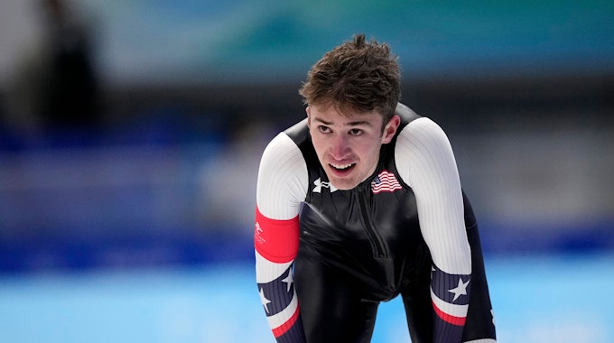 Casey Dawson aus den USA reagiert nach seinem Lauf über 1.500 Meter im Eisschnelllauf am 8. Februar 2022 in Peking.