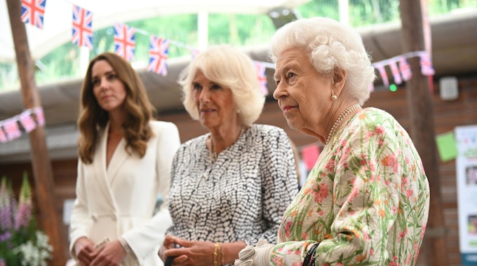 Die britische Königin Elizabeth II. (r), Kate (l), Herzogin von Cambridge, und Camilla, Herzogin von Cornwall beim G7-Gipfel 2021 in Cornwall.