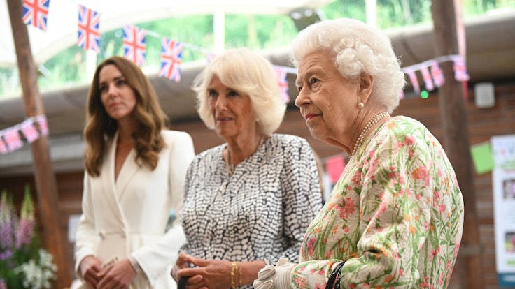 Die britische Königin Elizabeth II. (r), Kate (l), Herzogin von Cambridge, und Camilla, Herzogin von Cornwall beim G7-Gipfel 2021 in Cornwall.