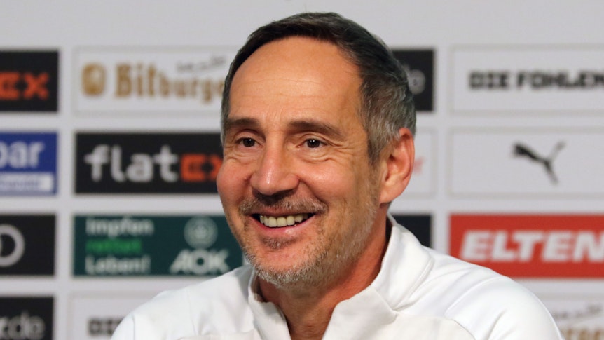 Trainer Adi Hütter von Borussia Mönchengladbach, hier bei einer Pressekonferenz am 10. Februar 2022 im Borussia-Park. Hütter lacht.