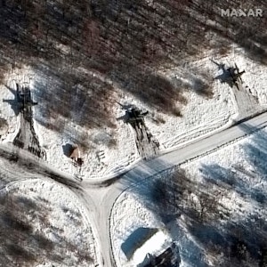 Dieses von Maxar Technologies zur Verfügung gestellte Satellitenbild zeigt ein Sukhoi Su-25 Bodenangriffsflugzeug auf dem Flugplatz Luninets in Belarus. Russland hat Truppen aus Sibirien und dem Fernen Osten für umfassende gemeinsame Übungen nach Belarus verlegt. Der Westen befürchtet, Russland plant einen Angriff auf die Ukraine vom Norden aus.