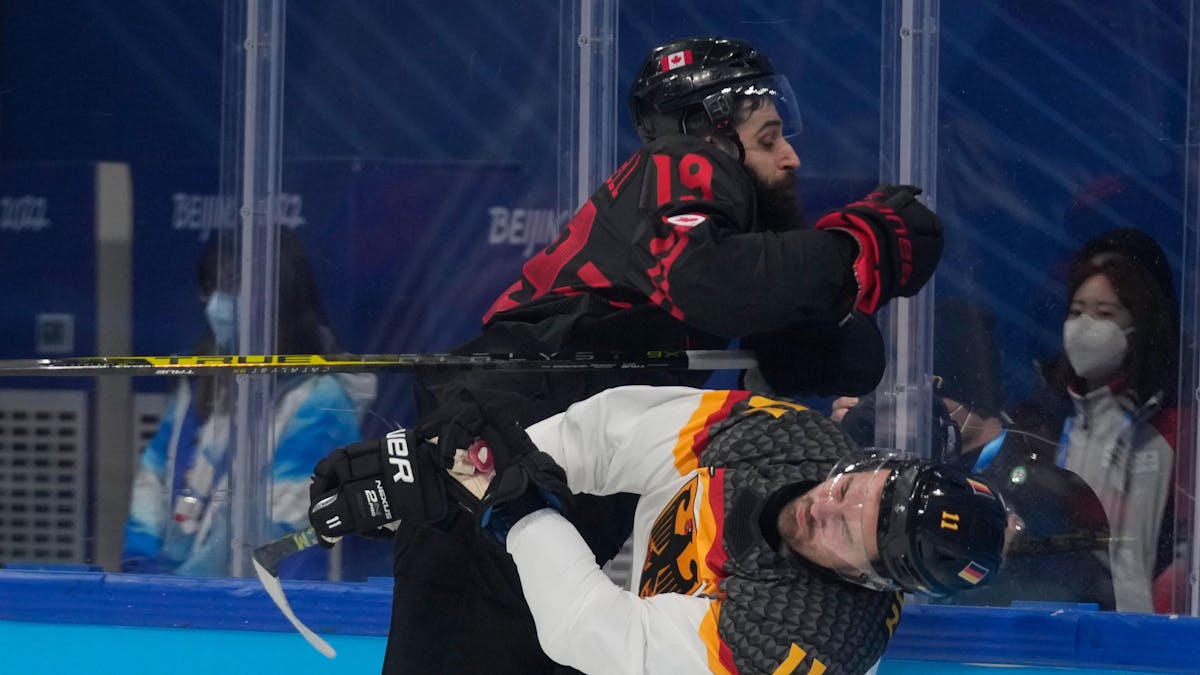Deutschlands Marco Nowak wird im Spiel gegen Kanada, am 10. Februar 2022, brutal von Eric O'Dell (links) umgecheckt. Er kehrte nicht auf das Eis zurück.