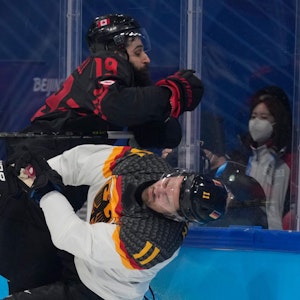 Deutschlands Marco Nowak wird im Spiel gegen Kanada, am 10. Februar 2022, brutal von Eric O'Dell (links) umgecheckt. Er kehrte nicht auf das Eis zurück.
