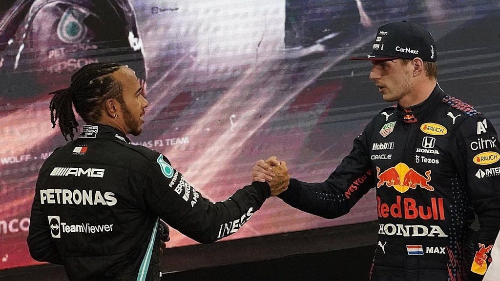 Lewis Hamilton (l) aus Großbritannien vom Team Mercedes gratuliert Max Verstappen aus den Niederlanden vom Team Red Bull zum Weltmeistertitel. Verstappen hat zum ersten Mal den Fahrertitel in der Formel 1 geholt und Rekordweltmeister Hamilton entthront.
