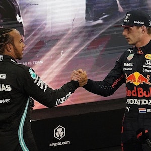 Lewis Hamilton (l) aus Großbritannien vom Team Mercedes gratuliert Max Verstappen aus den Niederlanden vom Team Red Bull zum Weltmeistertitel. Verstappen hat zum ersten Mal den Fahrertitel in der Formel 1 geholt und Rekordweltmeister Hamilton entthront.