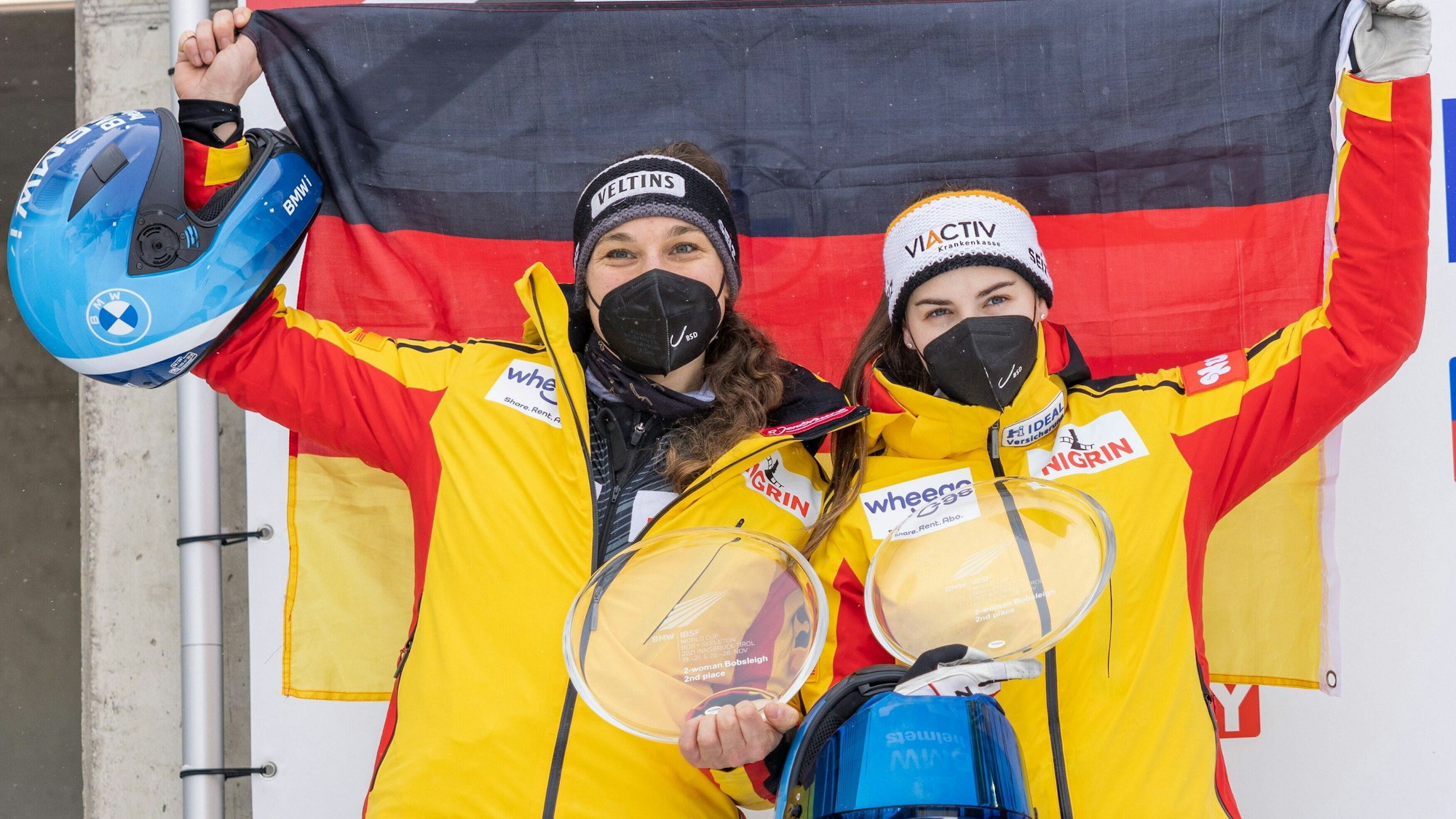 Die Kölnerin Leonie Fiebig (links), hier bei bei der Siegerehrung mit Kim Kalicki am 28. November 2021 in Innsbruck, vertritt ihre Stadt bei Olympia in Peking.