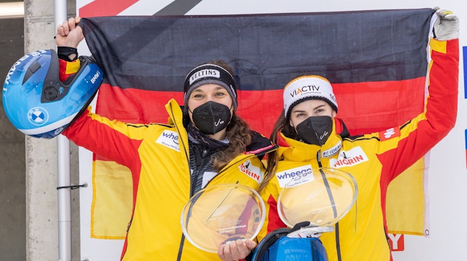 Die Kölnerin Leonie Fiebig (links), hier bei bei der Siegerehrung mit Kim Kalicki am 28. November 2021 in Innsbruck, vertritt ihre Stadt bei Olympia in Peking.