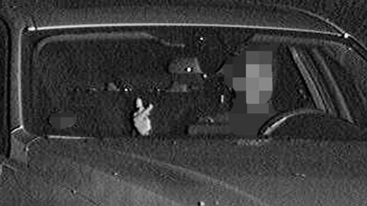 Ein Autofahrer hält in Ratingen den Mittelfinger in die Kamera, als er geblitzt wird.