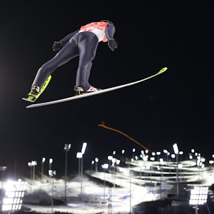 Skispringer Constantin Schmid bei einem Probedurchgang bei den Olympischen Winterspielen.