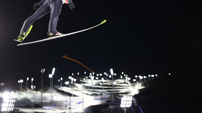Skispringer Constantin Schmid bei einem Probedurchgang bei den Olympischen Winterspielen.
