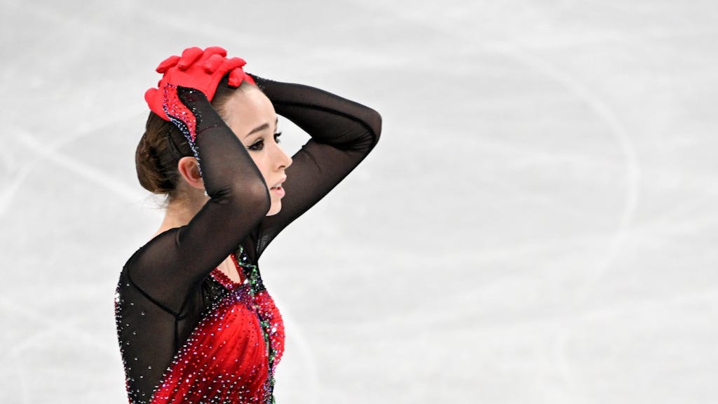 Kamila Walijewa vom Russischen Olympischen Komitee in&nbsp;Aktion beim Teamwettbewerb in Peking am 7. Februar 2022.