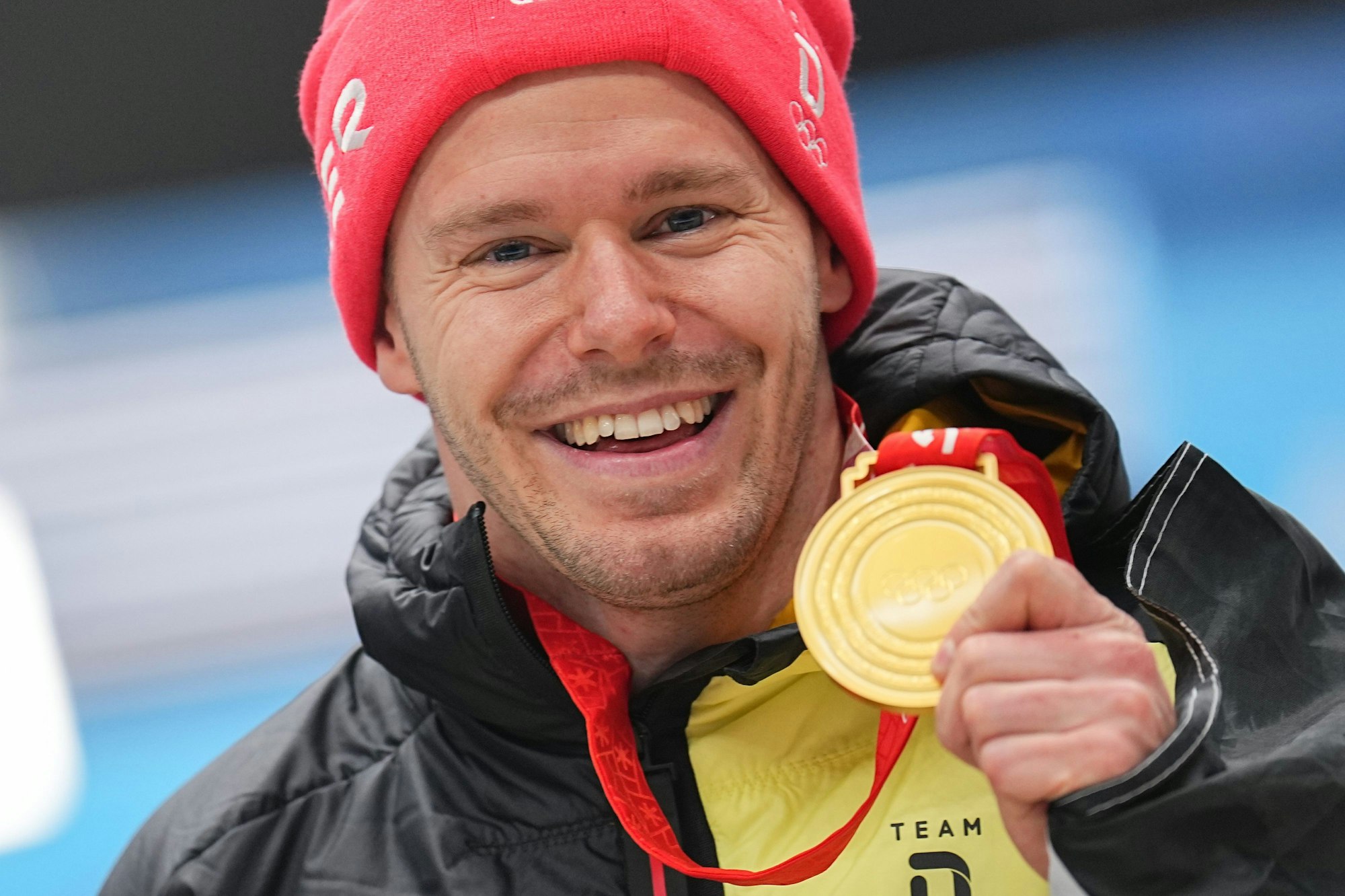 , Christopher Grotheer aus Deutschland präsentiert seine Goldmedaille.
