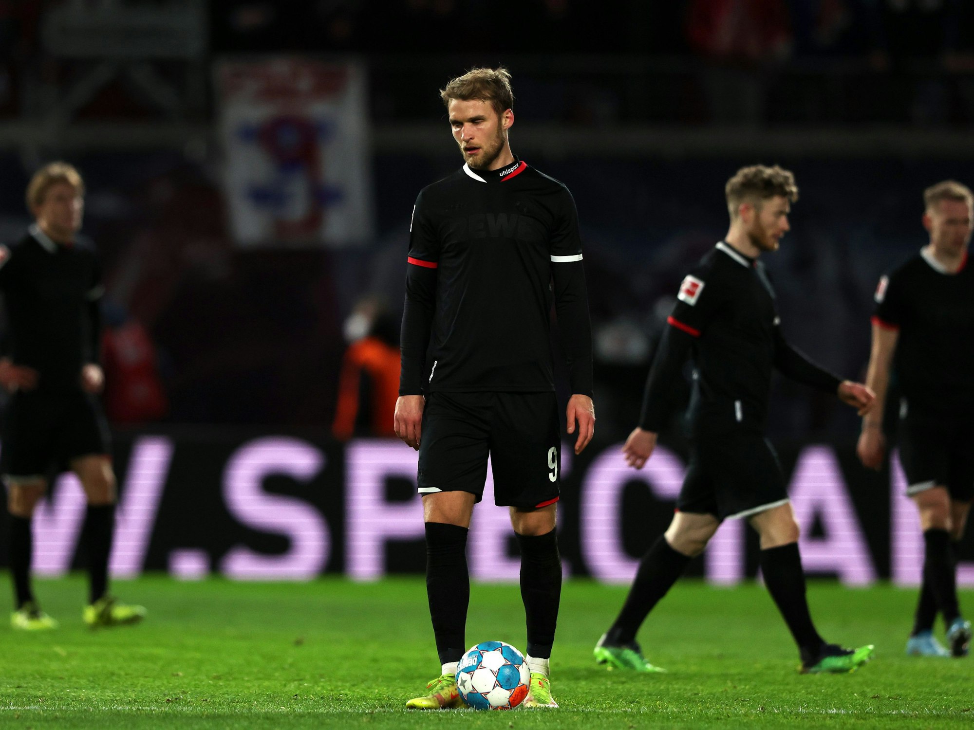 Sebastian Andersson vom 1. FC Köln mit geknickt im Spiel gegen RB Leipzig.