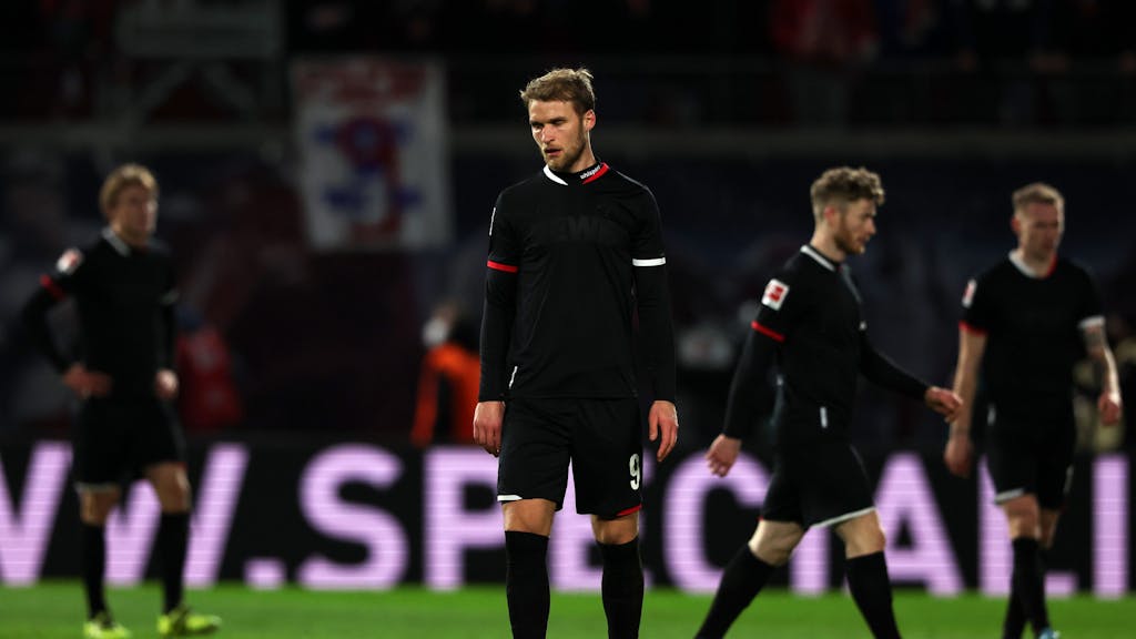 Sebastian Andersson vom 1. FC Köln mit geknickt im Spiel gegen RB Leipzig.