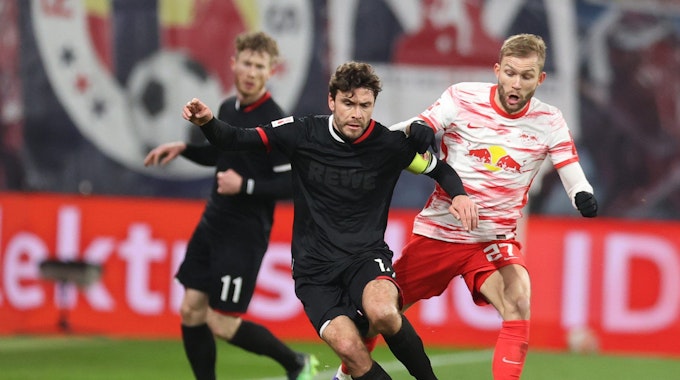 Jonas Hector vom 1. FC Köln im Zweikampf mit Konrad Laimer von RB Leipzig