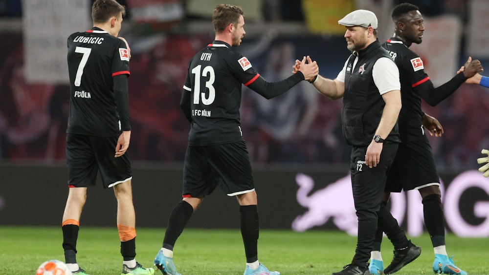 Kölns Trainer Steffen Baumgart (r) bedankt sich nach dem Spiel bei seinen Spielern Dejan Ljubicic (l) und Mark Uth.