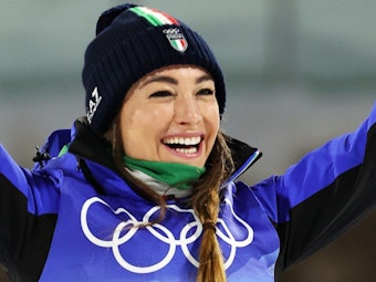 Bronze! Dorothea Wierer vom Team Italien freut sich über Edelmetall.