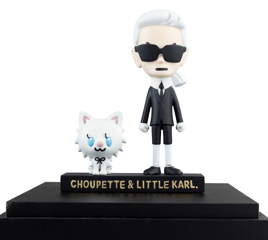 Figur von Karl Lagerfeld und Katze Choupette.