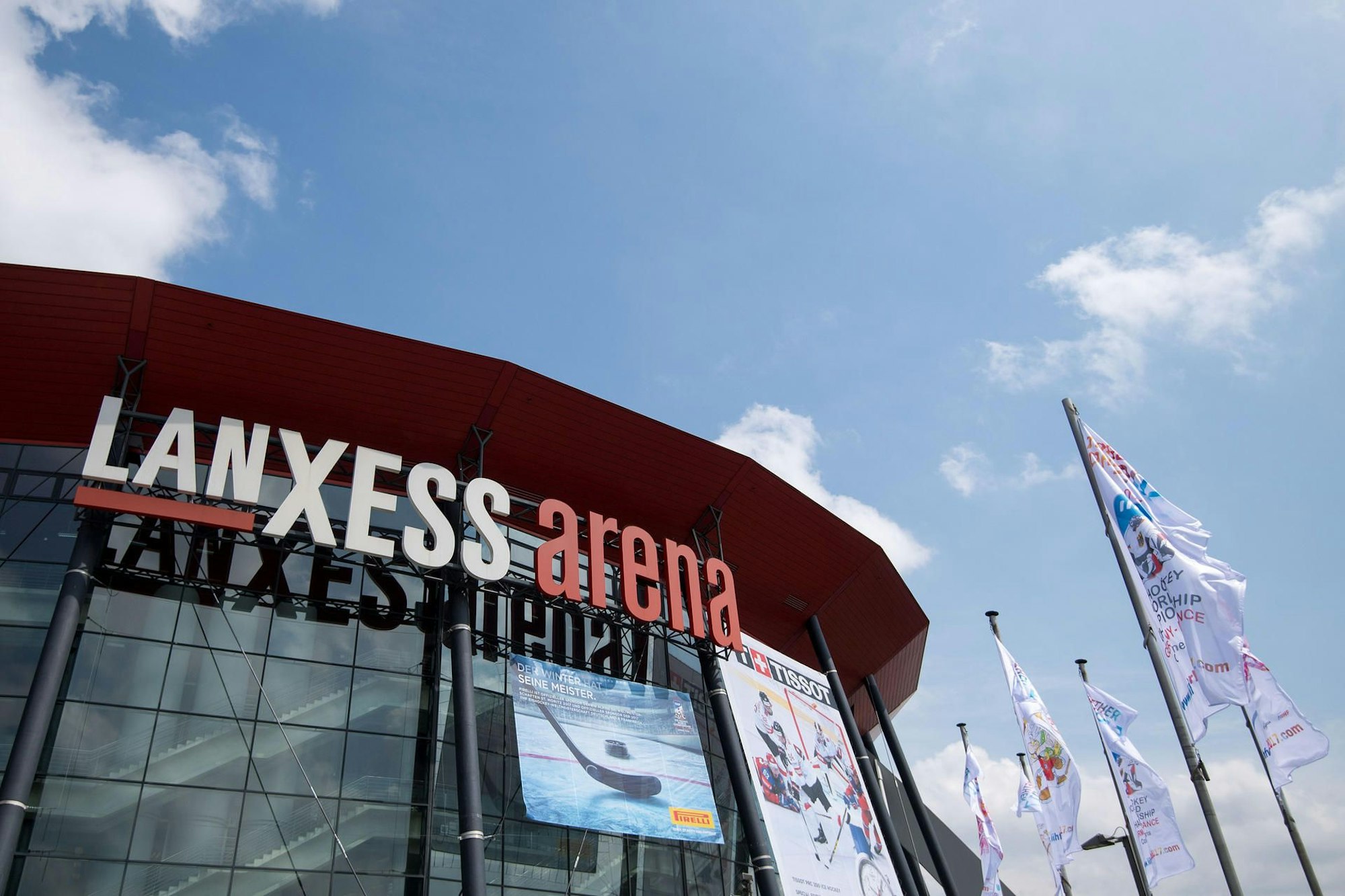 Die Lanxess-Arena in Köln (Nordrhein-Westfalen), aufgenommen am 03.05.2017. Hier findet am 05.05.2017 das Eröffnungsspiel der Eishockey-WM statt. Die WM wird in Köln und Paris ausgetragen. Foto: Marius Becker/dpa +++(c) dpa - Bildfunk+++