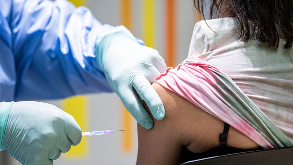 Berlin: Eine Person wird im Impfzentrum Tegel von einem Impfarzt gegen das Coronavirus geimpft.