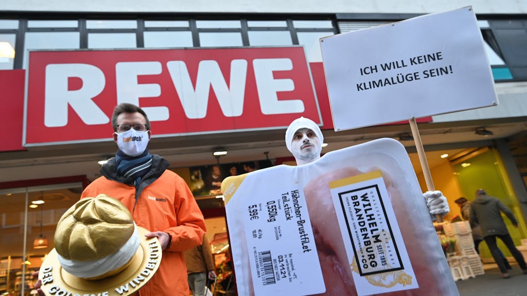 Aktivisten überreichten Rewe 2021 den „Goldenen Windbeutel“.