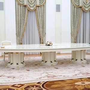 Das Foto ging um die Welt: Emmanuel Macron und Wladimir Putin sitzen bei ihren Gesprächen am Montag (7. Februar) an einem riesigen Tisch, mehrere Meter Abstand waren zwischen ihnen. Es soll wohl einen triftigen Grund für diese Distanz gegeben haben.