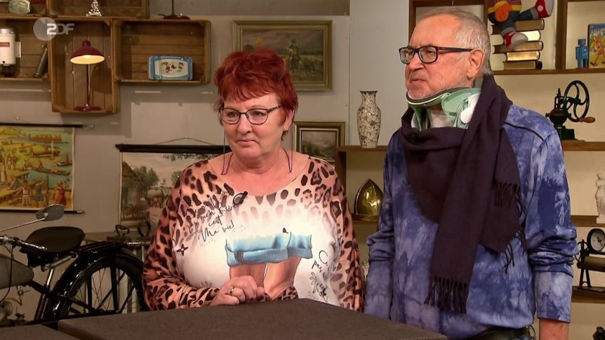 Bares für Rares vom 11. Februar 2022: Verkäufer Ingolf Kreft trägt Halskrause und möchte seinen Pinguin-Aschenbecher verkaufen. Screenshot: ZDF