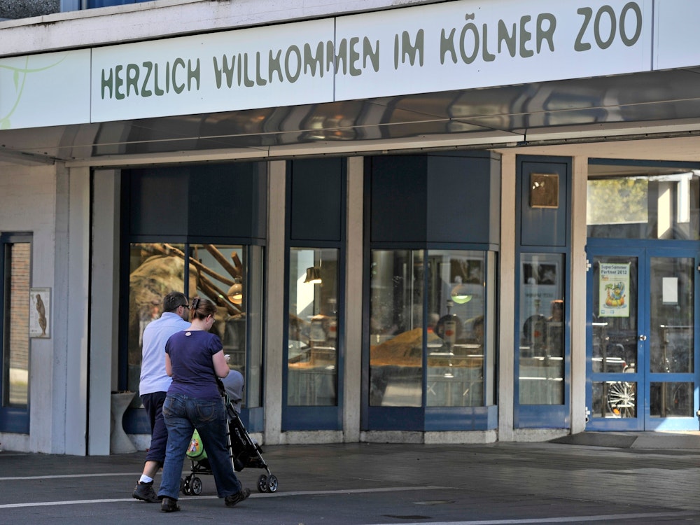 Bescher betreten den Kölner Zoo (Symbolfoto von 2012). Der Zoo hat die Eintrittspreise für 2022 erhöht.