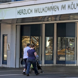Im Kölner Zoo können Besucher und Besucherinnen jetzt einen neugeborenen Südpudu in Augenschein nehmen. Unser Foto zeigt den Zoo-Eingang am 27. August 2012.