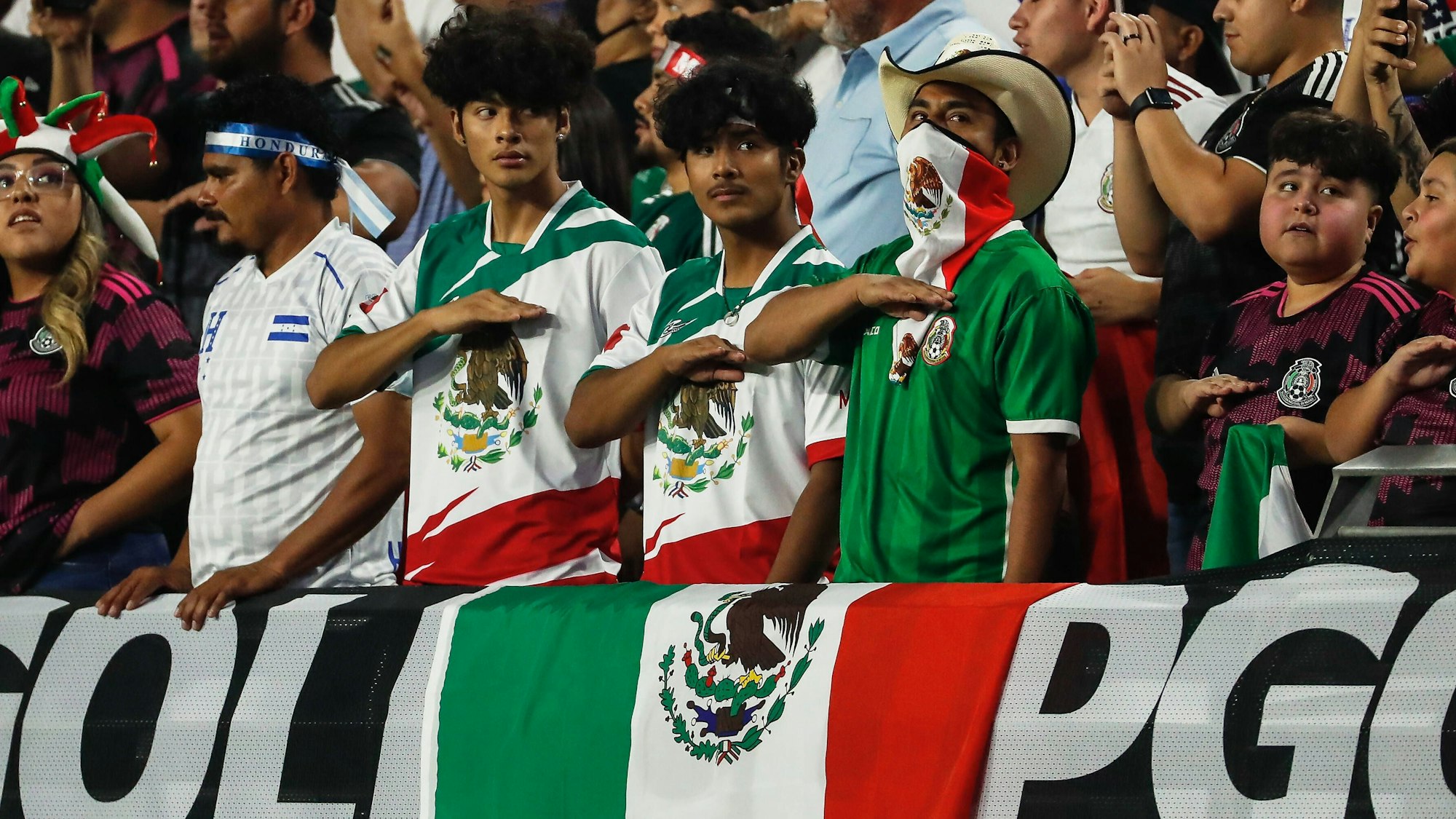 Mexiko-Fansbei der Nationalhymne.