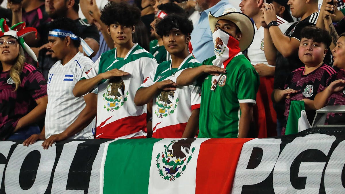Mexiko-Fans&nbsp;bei der Nationalhymne.