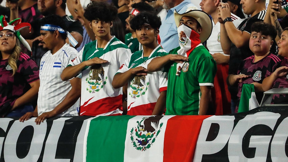 Mexiko-Fans bei der Nationalhymne.