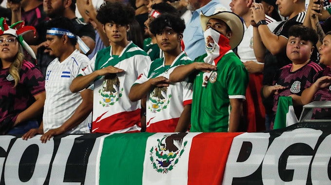 Mexiko-Fans bei der Nationalhymne.