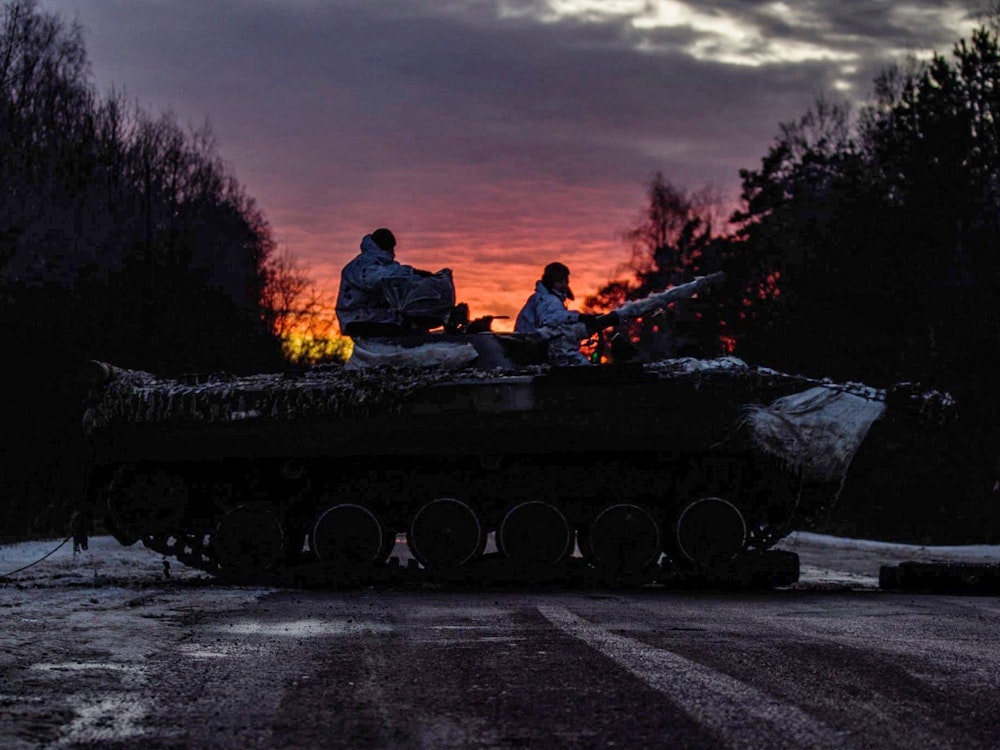 Seit Jahren gibt es den Konflikt zwischen Russland und der Ukraine. Aktuell hat sich die Lage zugespitzt. Das Foto zeigt eine ukrainische Panzerbesetzung auf Patrouille.