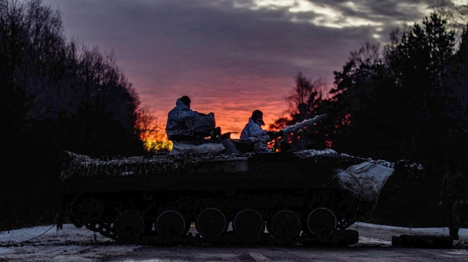 Seit Jahren gibt es den Konflikt zwischen Russland und der Ukraine. Aktuell hat sich die Lage zugespitzt. Das Foto zeigt eine ukrainische Panzerbesetzung auf Patrouille.