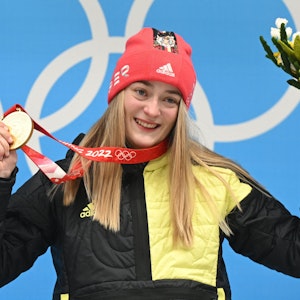 Hannah Neise wird Olympiasiegerin im Skeleton und präsentiert ihre Goldmedaille-