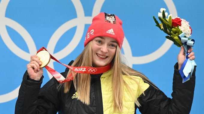 Hannah Neise wird Olympiasiegerin im Skeleton und präsentiert ihre Goldmedaille-