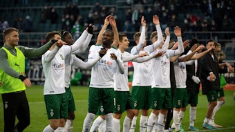Die Mannschaft von Borussia Mönchengladbach feiert den 3:2-Sieg gegen Augsburg am 12. Februar 2022.