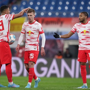 Leipzigs Christopher Nkunku und Dani Olmo gerieten vor dem Freistoß beim Spiel gegen den 1. FC Köln aneinander. Olmo zog verärgert davon.