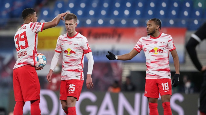 Leipzigs Christopher Nkunku und Dani Olmo gerieten vor dem Freistoß beim Spiel gegen den 1. FC Köln aneinander. Olmo zog verärgert davon.