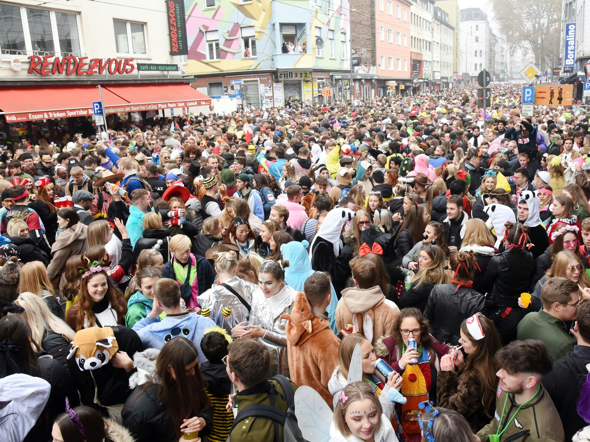 Menschenmenge feiert auf der Zülpicher Straße in Köln.