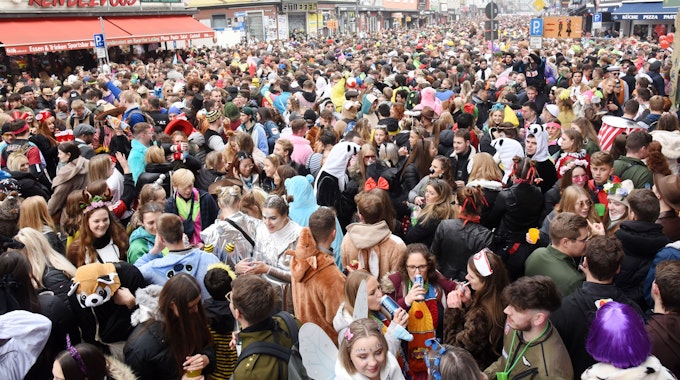 Menschenmenge feiert auf der Zülpicher Straße in Köln.