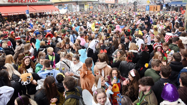 Eine Menschenmenge feiert auf der Zülpicher Straße Karneval in Köln.