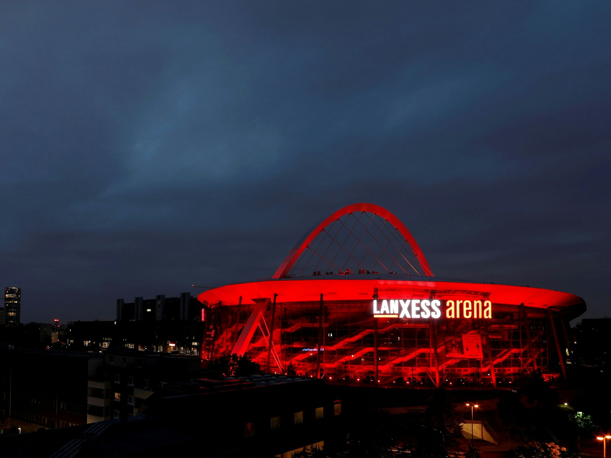 Im Rahmen der Night of Light 2021 leuchtete die Lanxess Arena rot, um auf die Situation der Branche während des Lockdown aufmerksam zu machen.
