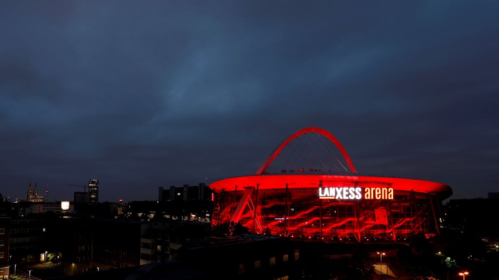 Im Rahmen der Night of Light 2021 leuchtete die Lanxess Arena rot, um auf die Situation der Branche während des Lockdown aufmerksam zu machen.