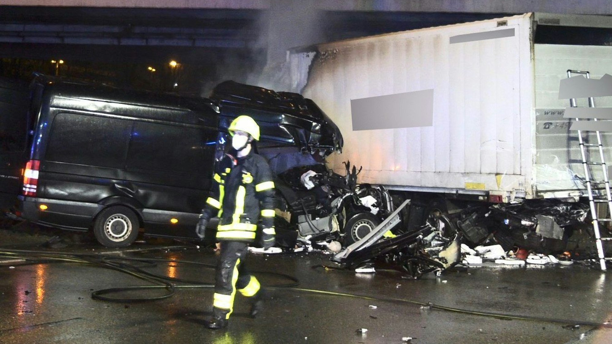 28.01.2022, Hessen: Bei einem Verkehrsunfall auf der Autobahn 3 am Frankfurter Kreuz ist ein Lkw-Fahrer ums Leben gekommen und drei weitere Personen sind verletzt worden.