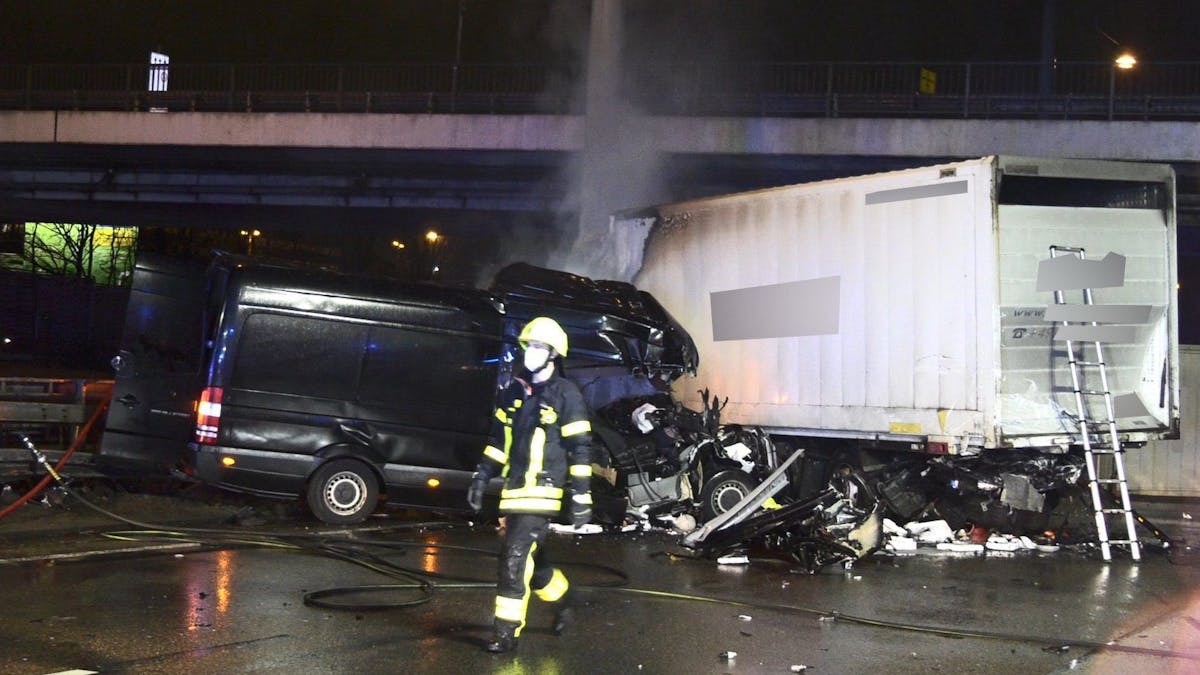 28.01.2022, Hessen: Bei einem Verkehrsunfall auf der Autobahn 3 am Frankfurter Kreuz ist ein Lkw-Fahrer ums Leben gekommen und drei weitere Personen sind verletzt worden.